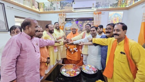 गुरु पर्व के पावन अवसर पर देवीपाटन पीठाधीश्वर को डमरू सहित त्रिशूल भेंट,जनप्रतिनिधियों ने लिया आशीर्वाद। #naidishatelevision