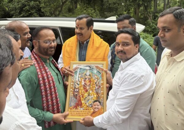 मध्यप्रदेश प्रभारी डॉ.महेन्द्र सिंह ने स्वर्गीय हनुमंत सिंह को दी श्रद्धांजलि #balrampurnews,