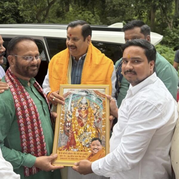 मध्यप्रदेश प्रभारी डॉ.महेन्द्र सिंह ने स्वर्गीय हनुमंत सिंह को दी श्रद्धांजलि #balrampurnews,